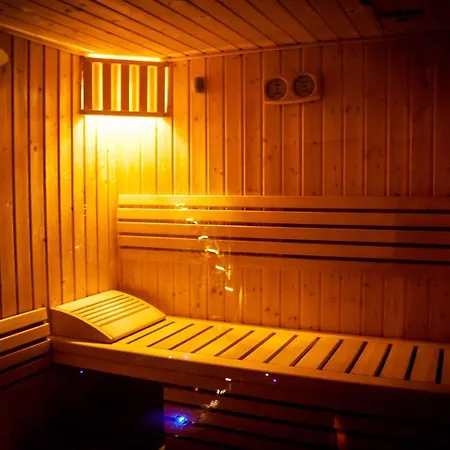 Dworek Bursztynowy Bed & Breakfast 3*