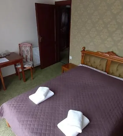 Dworek Bursztynowy Bed & Breakfast 2*