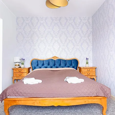 Dworek Bursztynowy Bed & Breakfast 2*