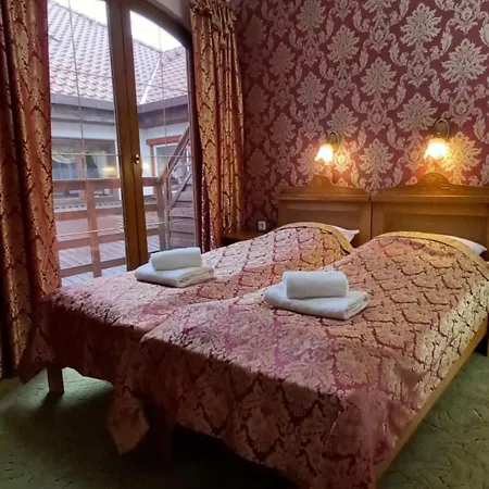 Dworek Bursztynowy Bed & Breakfast