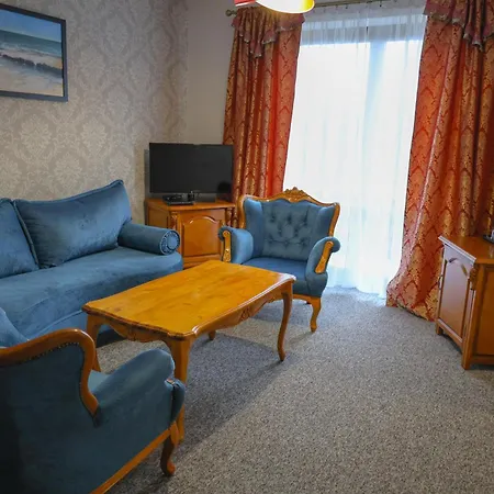 Dworek Bursztynowy B&B 카르비아