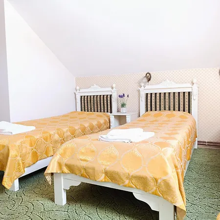 Dworek Bursztynowy Bed & Breakfast 2*