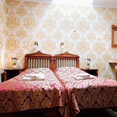 Dworek Bursztynowy Bed & Breakfast 3*