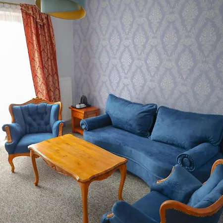 Dworek Bursztynowy Bed & Breakfast 3*