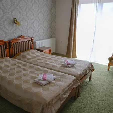 Dworek Bursztynowy Bed & Breakfast 3*