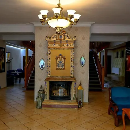 Dworek Bursztynowy 住宿加早餐酒店 卡尔维亚