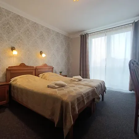 Dworek Bursztynowy 住宿加早餐酒店 3*