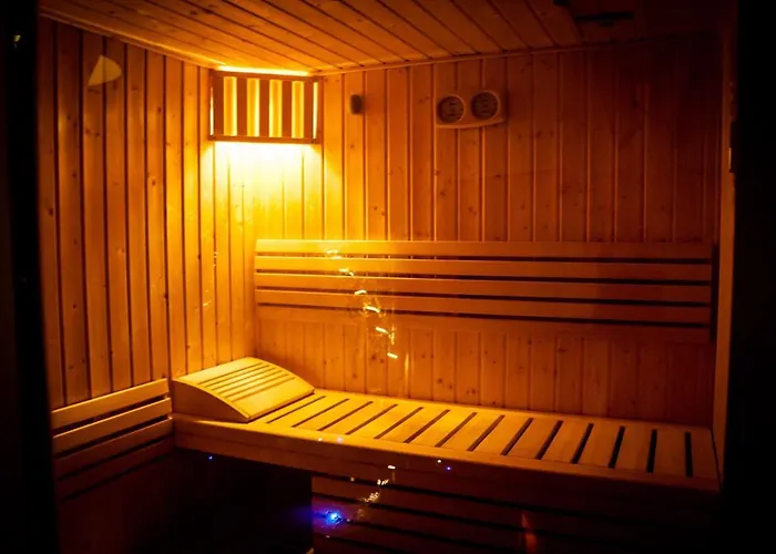 Dworek Bursztynowy Bed & Breakfast 3*